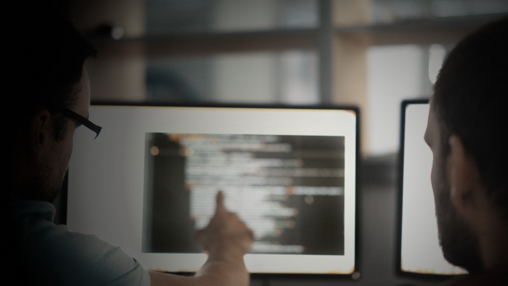 zwei Programmierer vor Computerbildschirmen zwei Programmierer vor Computerbildschirmen