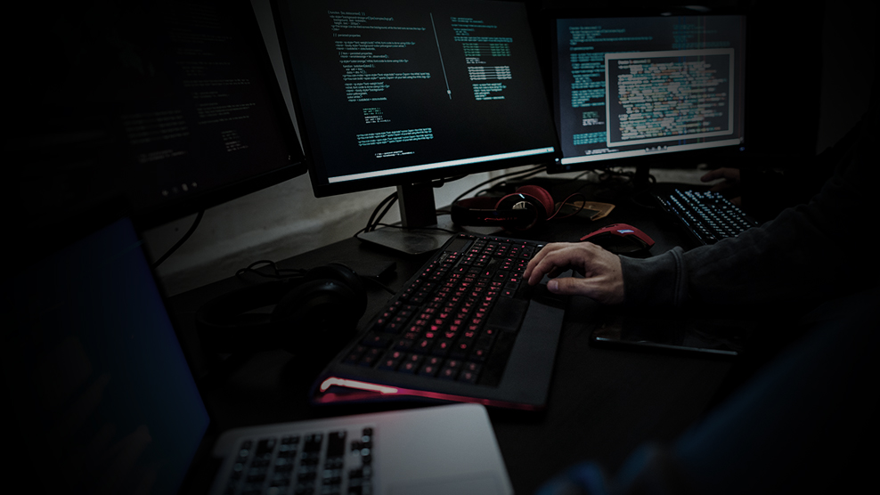 Hacker arbeiten an Computern