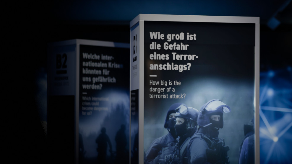 Stele mit Informationen zum Aufklärungsschwerpunkt Internationaler Terrorismus in der Ausstellung des BND-Besucherzentrums